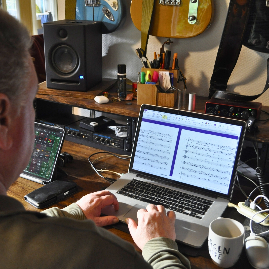 Christian Hallum foran computer